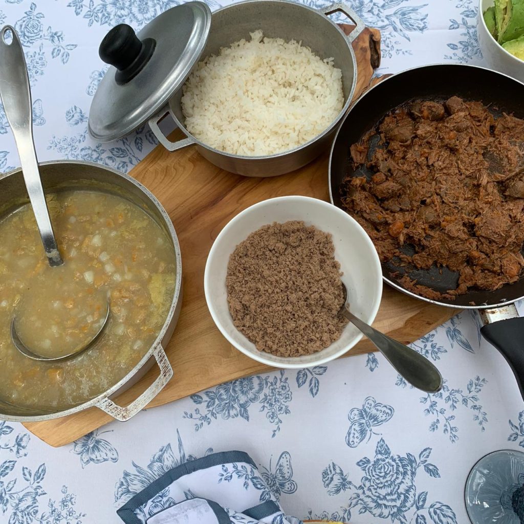 Sopa de carne con plátano